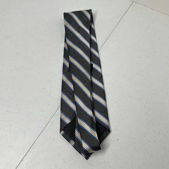 Chick-fil-A store manager tie. Minor wear, see pictures. Great tie for the store - Picture 3 of 10